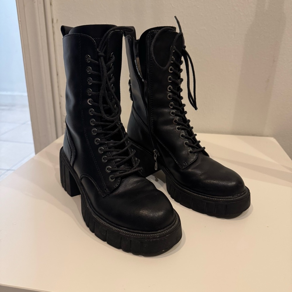Combat style Leather Black Lace-Up Women's Boots. Size 7.5. Fleece inside.